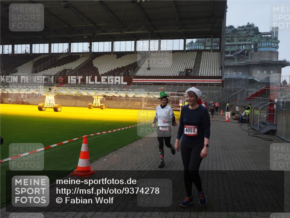 07.12.2025 - St. Pauli X-Mass-Run No. 15 Fabian Wolf http://msf.ph/oto/9374278 07.12.2025 09:59:42 Ziel 488, 910, 911, 961, 1763, 2186, 2729, 3513, 4029, 4051, 4052, 4465 meine-sportfotos.de