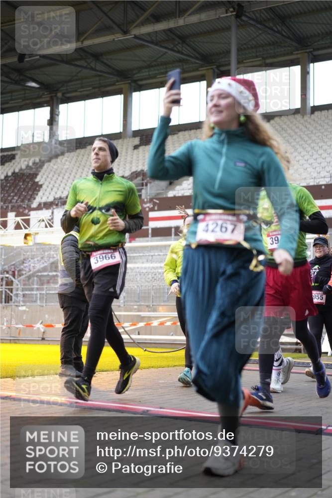 07.12.2025 - St. Pauli X-Mass-Run No. 15 Patografie http://msf.ph/oto/9374279 07.12.2025 12:09:10 Ziel 138, 775, 807, 1725, 1727, 2009, 3538, 3947, 3955, 3966, 4196, 4197, 4198, 4267, 4282, 4283 meine-sportfotos.de