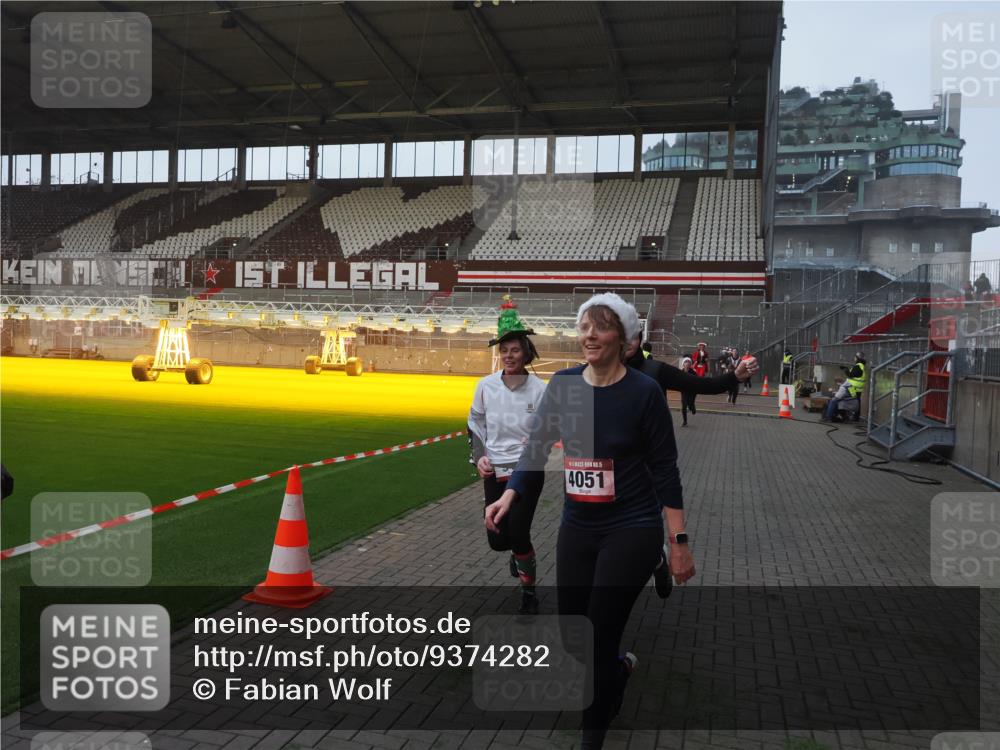 07.12.2025 - St. Pauli X-Mass-Run No. 15 Fabian Wolf http://msf.ph/oto/9374282 07.12.2025 09:59:42 Ziel 488, 910, 911, 961, 1763, 2186, 2729, 3513, 4029, 4051, 4052, 4465 meine-sportfotos.de