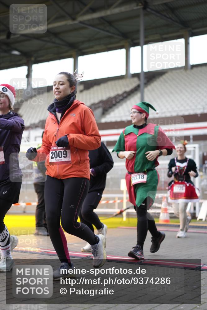 07.12.2025 - St. Pauli X-Mass-Run No. 15 Patografie http://msf.ph/oto/9374286 07.12.2025 12:09:11 Ziel 138, 775, 807, 1725, 1727, 2009, 3538, 3947, 3955, 3966, 4196, 4197, 4198, 4267, 4282, 4283 meine-sportfotos.de