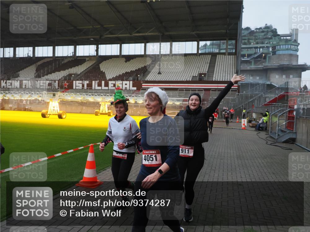 07.12.2025 - St. Pauli X-Mass-Run No. 15 Fabian Wolf http://msf.ph/oto/9374287 07.12.2025 09:59:43 Ziel 488, 910, 911, 961, 1763, 2186, 2729, 3513, 4029, 4051, 4052, 4465 meine-sportfotos.de