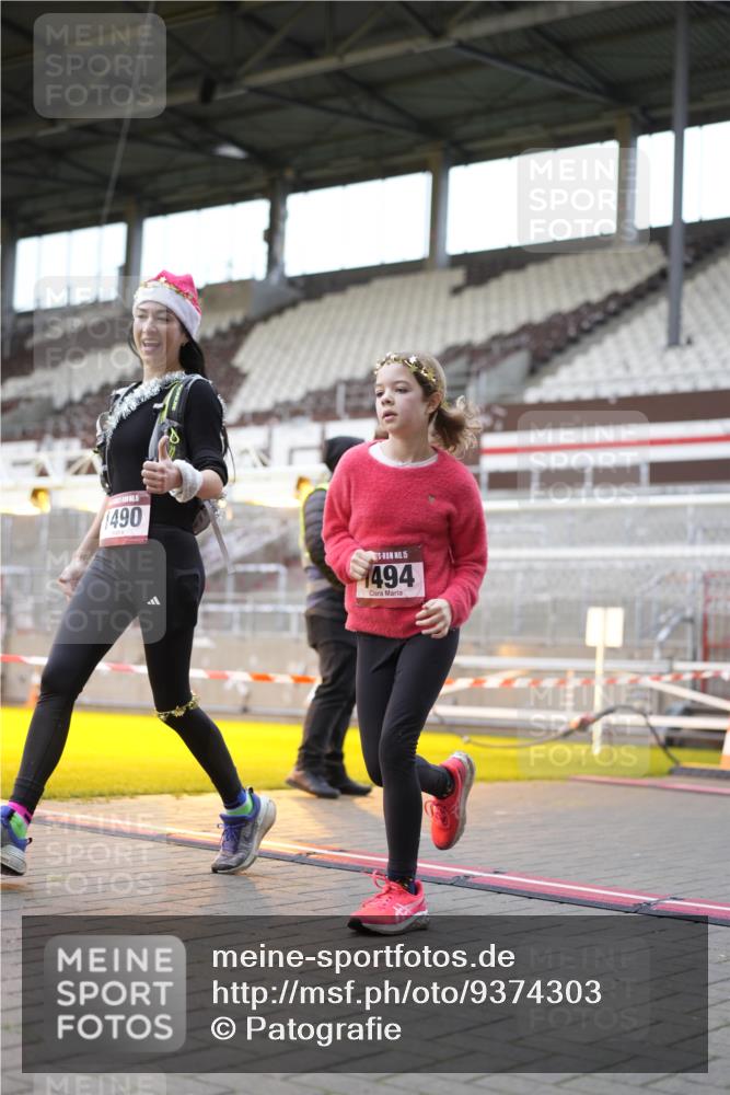 07.12.2025 - St. Pauli X-Mass-Run No. 15 Patografie http://msf.ph/oto/9374303 07.12.2025 12:09:38 Ziel 830, 835, 1494, 4313, 4315 meine-sportfotos.de