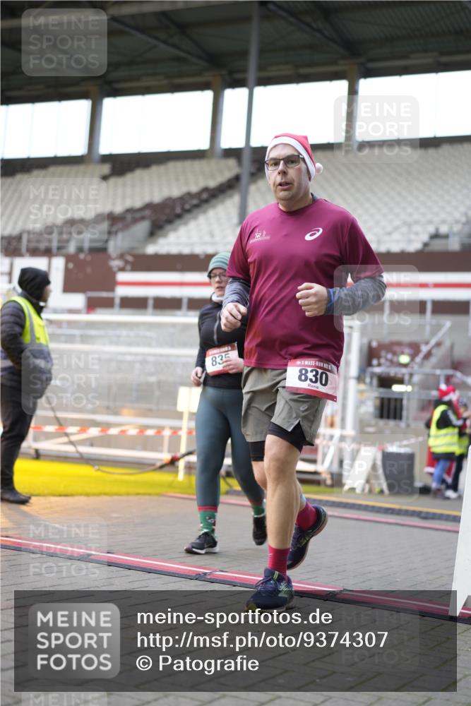 07.12.2025 - St. Pauli X-Mass-Run No. 15 Patografie http://msf.ph/oto/9374307 07.12.2025 12:09:44 Ziel 830, 835, 1494, 3744, 3746 meine-sportfotos.de