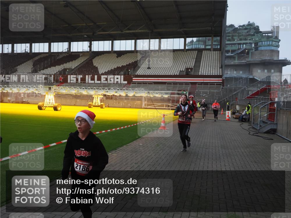 07.12.2025 - St. Pauli X-Mass-Run No. 15 Fabian Wolf http://msf.ph/oto/9374316 07.12.2025 09:59:47 Ziel 488, 910, 911, 934, 1112, 1763, 2186, 2729, 2964, 3513, 4051, 4052, 4465 meine-sportfotos.de