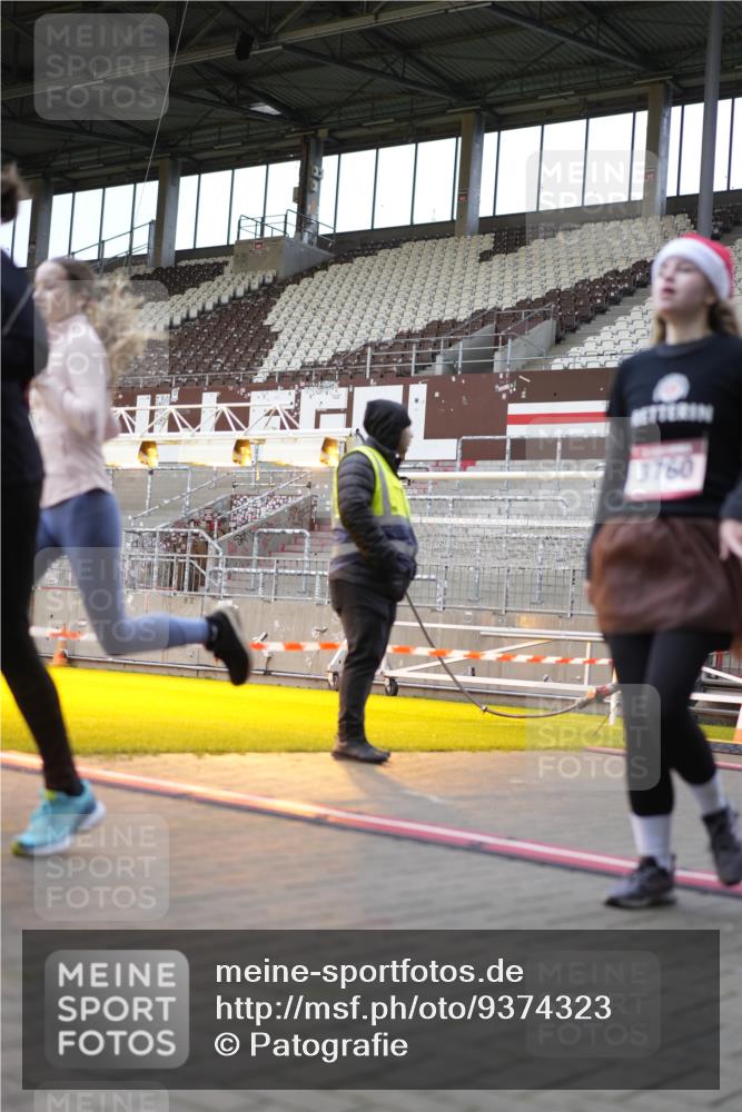 07.12.2025 - St. Pauli X-Mass-Run No. 15 Patografie http://msf.ph/oto/9374323 07.12.2025 12:09:53 Ziel 830, 835, 3462, 3744, 3746, 3760 meine-sportfotos.de