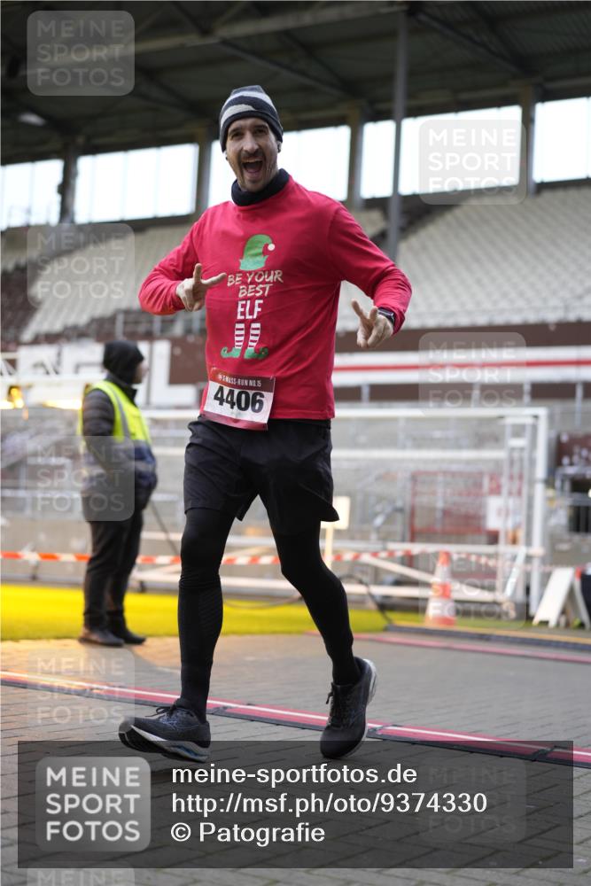 07.12.2025 - St. Pauli X-Mass-Run No. 15 Patografie http://msf.ph/oto/9374330 07.12.2025 12:10:01 Ziel 3374, 3375, 3376, 3462, 3744, 3746, 3760 meine-sportfotos.de