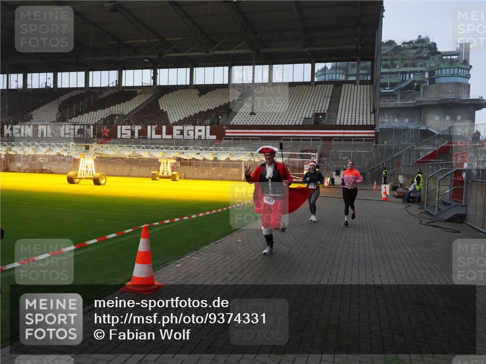 07.12.2025 - St. Pauli X-Mass-Run No. 15 Fabian Wolf http://msf.ph/oto/9374331 07.12.2025 09:59:50 Ziel 488, 910, 911, 934, 1112, 1763, 2186, 2729, 2964, 3513, 4051, 4052, 4465 meine-sportfotos.de
