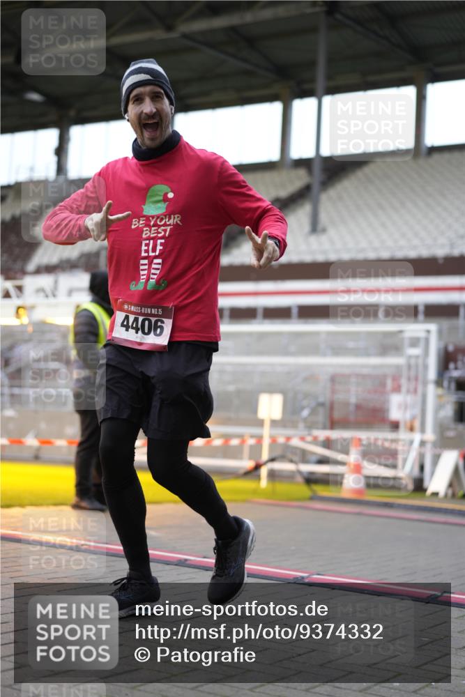 07.12.2025 - St. Pauli X-Mass-Run No. 15 Patografie http://msf.ph/oto/9374332 07.12.2025 12:10:01 Ziel 3374, 3375, 3376, 3462, 3744, 3746, 3760 meine-sportfotos.de