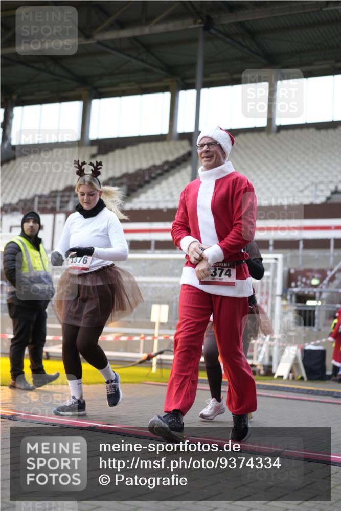 07.12.2025 - St. Pauli X-Mass-Run No. 15 Patografie http://msf.ph/oto/9374334 07.12.2025 12:10:05 Ziel 3374, 3375, 3376, 3462, 3760 meine-sportfotos.de