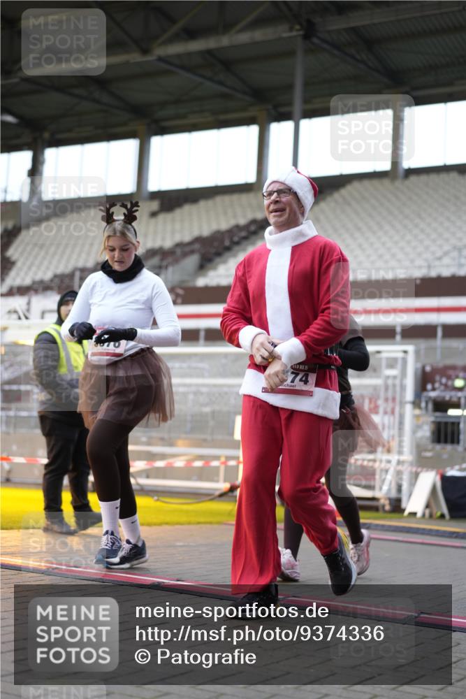 07.12.2025 - St. Pauli X-Mass-Run No. 15 Patografie http://msf.ph/oto/9374336 07.12.2025 12:10:06 Ziel 3374, 3375, 3376, 3462, 3760 meine-sportfotos.de