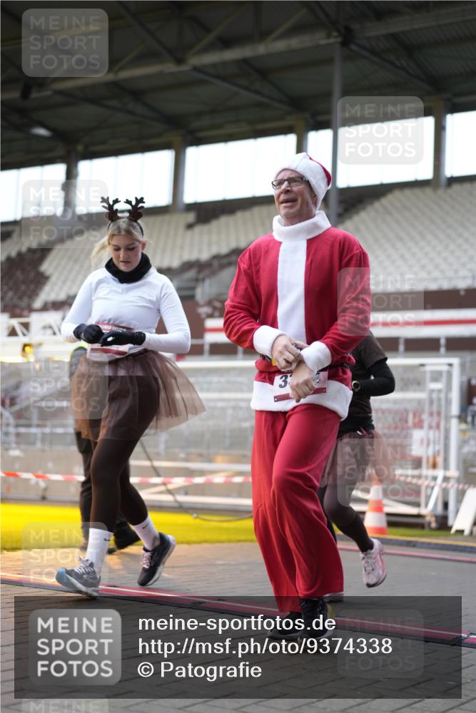 07.12.2025 - St. Pauli X-Mass-Run No. 15 Patografie http://msf.ph/oto/9374338 07.12.2025 12:10:06 Ziel 3374, 3375, 3376, 3462, 3760 meine-sportfotos.de