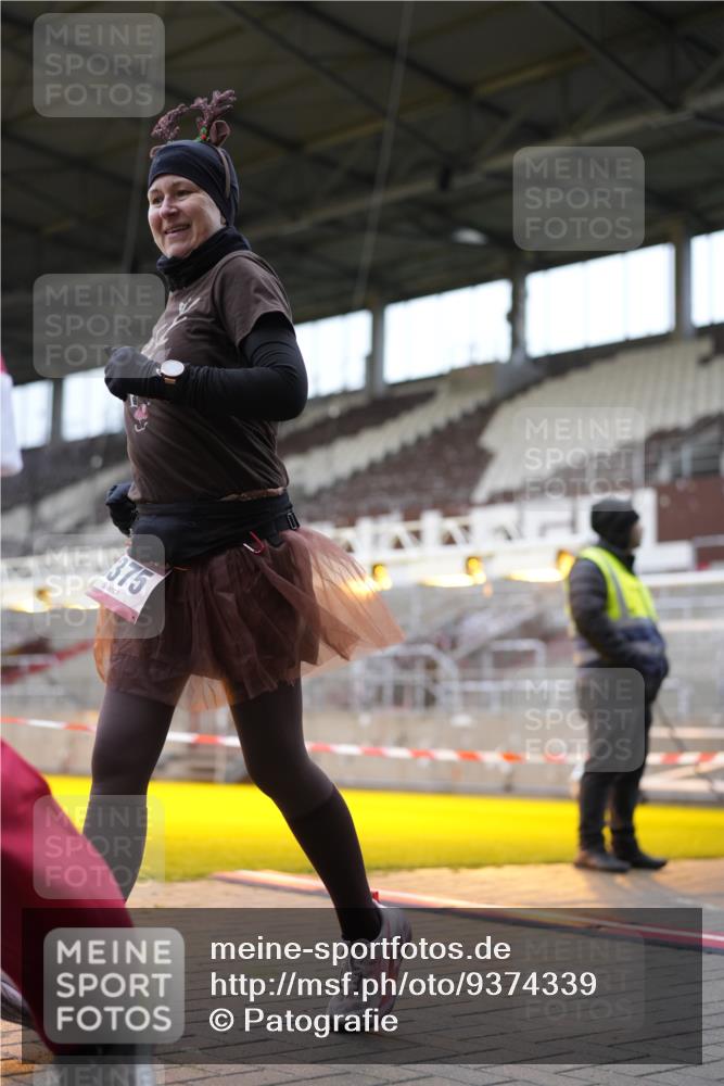 07.12.2025 - St. Pauli X-Mass-Run No. 15 Patografie http://msf.ph/oto/9374339 07.12.2025 12:10:07 Ziel 3374, 3375, 3376, 3760 meine-sportfotos.de
