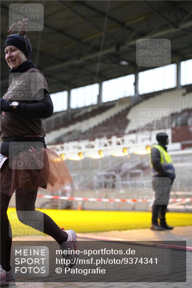 07.12.2025 - St. Pauli X-Mass-Run No. 15 Patografie http://msf.ph/oto/9374341 07.12.2025 12:10:07 Ziel 3374, 3375, 3376, 3760 meine-sportfotos.de