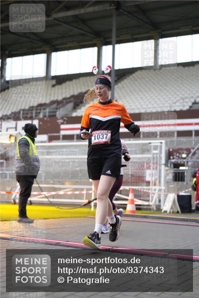 07.12.2025 - St. Pauli X-Mass-Run No. 15 Patografie http://msf.ph/oto/9374343 07.12.2025 12:10:16 Ziel 1036, 1037, 3374, 3375, 3376 meine-sportfotos.de