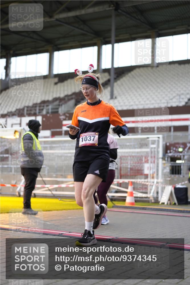07.12.2025 - St. Pauli X-Mass-Run No. 15 Patografie http://msf.ph/oto/9374345 07.12.2025 12:10:16 Ziel 1036, 1037, 3374, 3375, 3376 meine-sportfotos.de