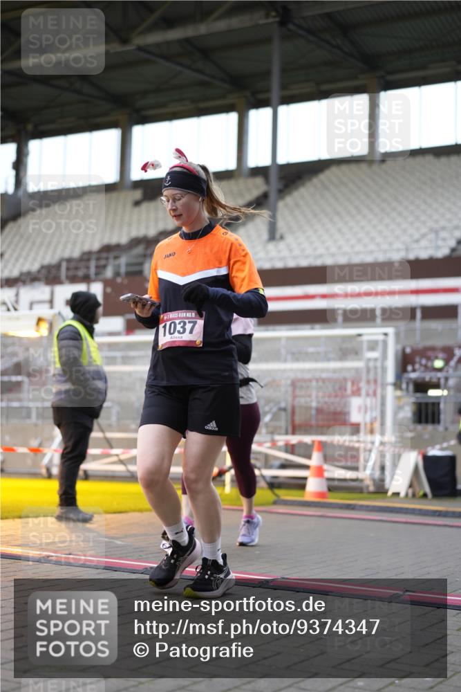 07.12.2025 - St. Pauli X-Mass-Run No. 15 Patografie http://msf.ph/oto/9374347 07.12.2025 12:10:16 Ziel 1036, 1037, 3374, 3375, 3376 meine-sportfotos.de