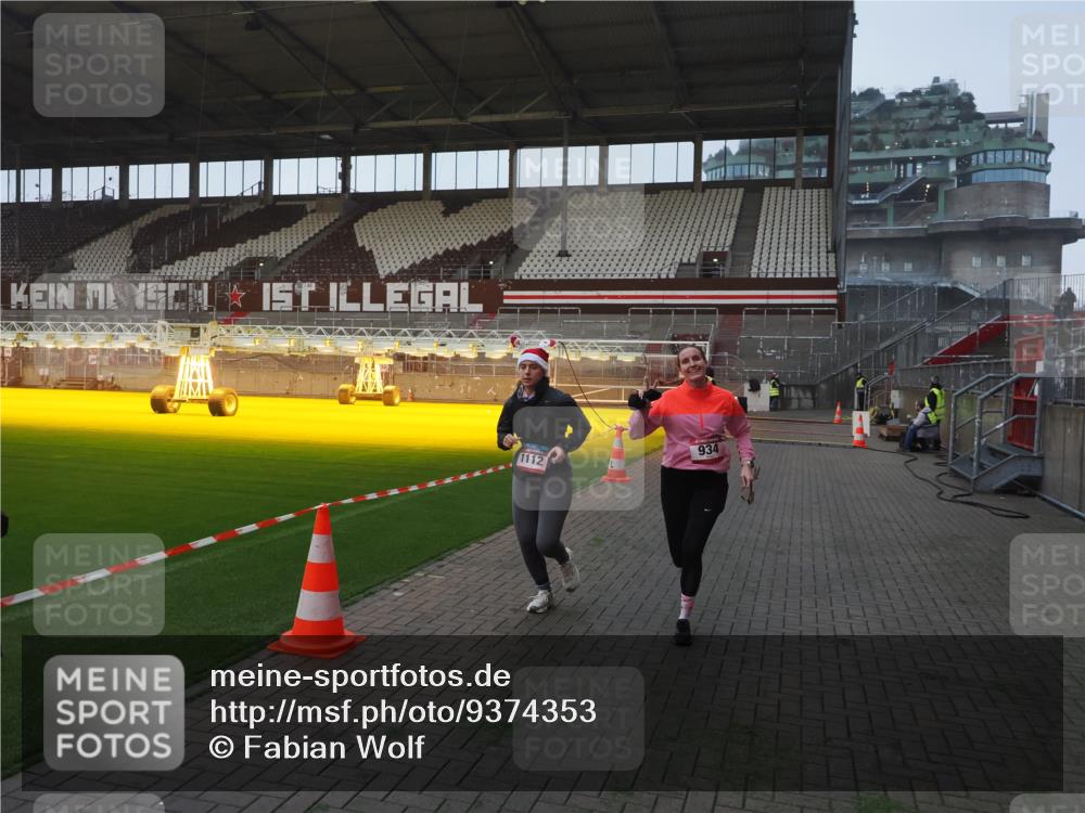 07.12.2025 - St. Pauli X-Mass-Run No. 15 Fabian Wolf http://msf.ph/oto/9374353 07.12.2025 09:59:52 Ziel 910, 911, 934, 1112, 2186, 2729, 2964, 3513 meine-sportfotos.de