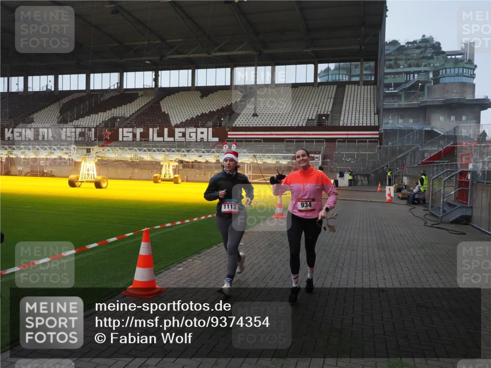 07.12.2025 - St. Pauli X-Mass-Run No. 15 Fabian Wolf http://msf.ph/oto/9374354 07.12.2025 09:59:52 Ziel 910, 911, 934, 1112, 2186, 2729, 2964, 3513 meine-sportfotos.de