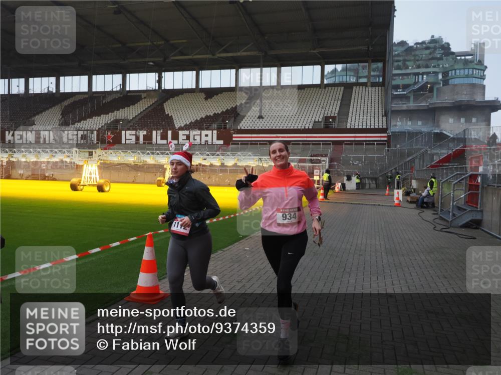 07.12.2025 - St. Pauli X-Mass-Run No. 15 Fabian Wolf http://msf.ph/oto/9374359 07.12.2025 09:59:52 Ziel 910, 911, 934, 1112, 2186, 2729, 2964, 3513 meine-sportfotos.de