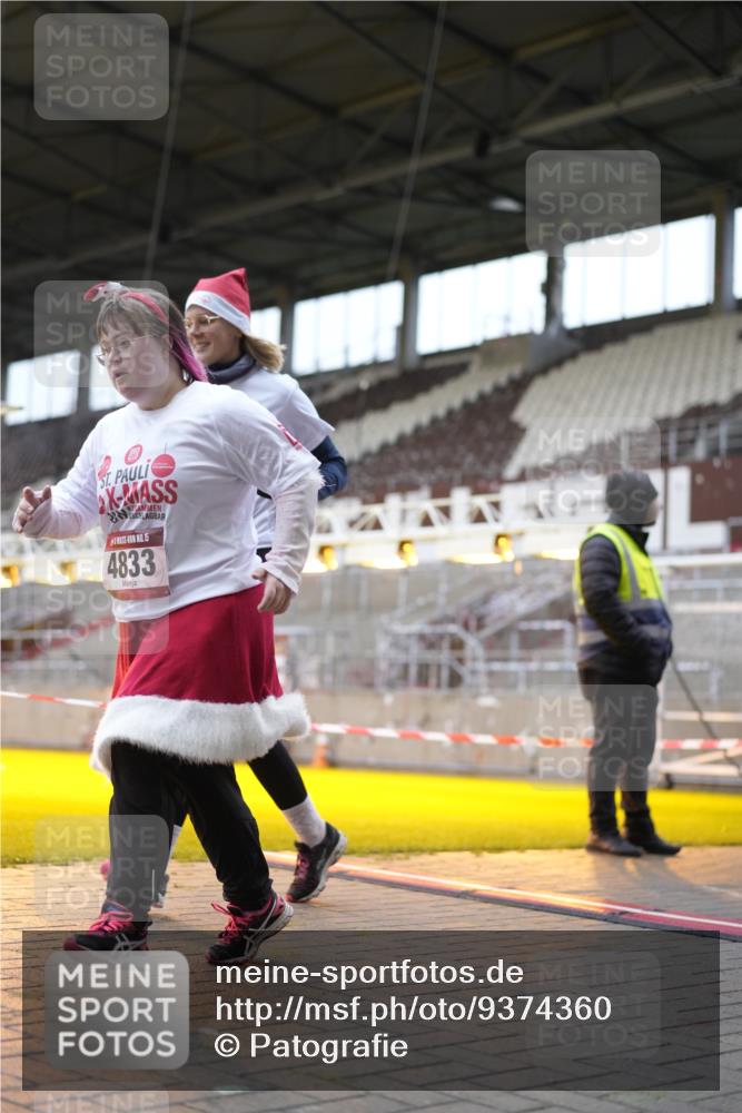 07.12.2025 - St. Pauli X-Mass-Run No. 15 Patografie http://msf.ph/oto/9374360 07.12.2025 12:10:24 Ziel 1036, 1037, 1450, 1728, 1731, 3701, 3840, 3841, 4259, 4262, 4745, 4826, 4827, 4833, 4834, 4836 meine-sportfotos.de