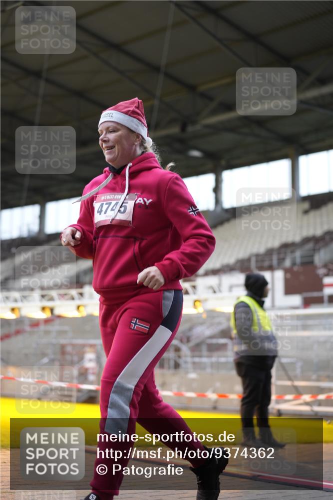 07.12.2025 - St. Pauli X-Mass-Run No. 15 Patografie http://msf.ph/oto/9374362 07.12.2025 12:10:24 Ziel 1036, 1037, 1450, 1728, 1731, 3701, 3840, 3841, 4259, 4262, 4745, 4826, 4827, 4833, 4834, 4836 meine-sportfotos.de