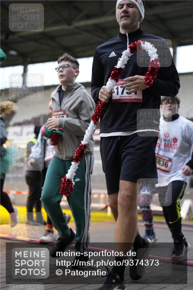 07.12.2025 - St. Pauli X-Mass-Run No. 15 Patografie http://msf.ph/oto/9374373 07.12.2025 12:10:28 Ziel 208, 223, 1036, 1037, 1450, 1728, 1731, 3701, 3840, 3841, 4257, 4259, 4262, 4280, 4281, 4745, 4826, 4827, 4831, 4833, 4834, 4836 meine-sportfotos.de