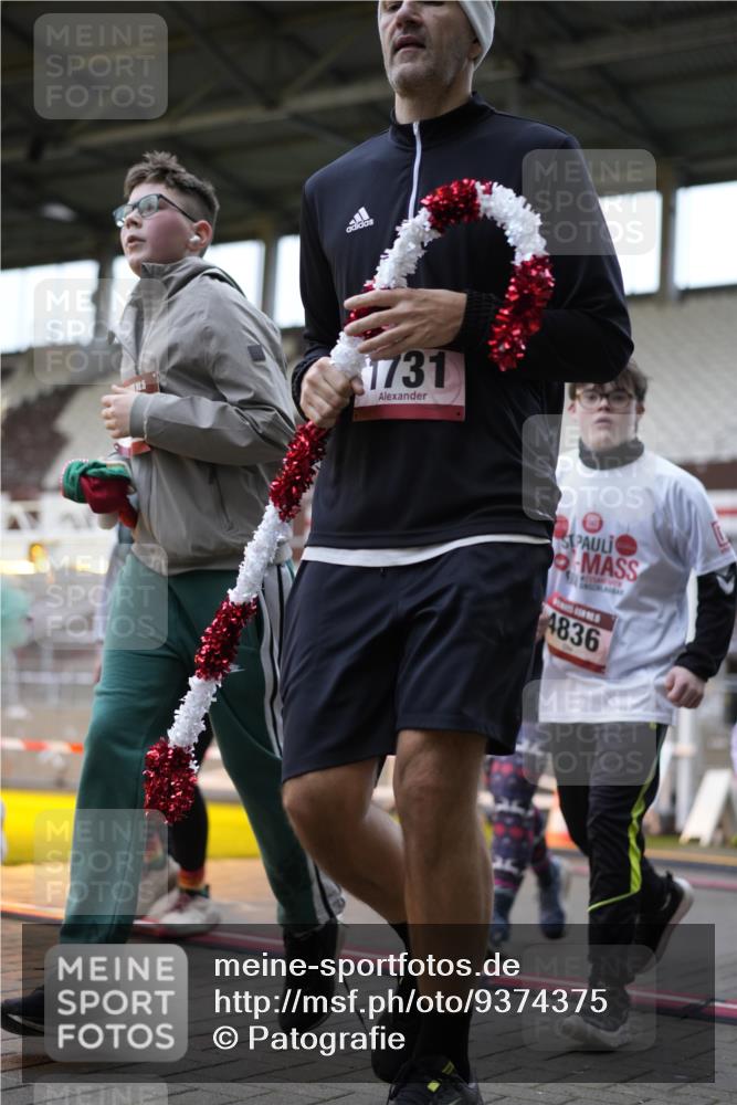 07.12.2025 - St. Pauli X-Mass-Run No. 15 Patografie http://msf.ph/oto/9374375 07.12.2025 12:10:28 Ziel 208, 223, 1036, 1037, 1450, 1728, 1731, 3701, 3840, 3841, 4257, 4259, 4262, 4280, 4281, 4745, 4826, 4827, 4831, 4833, 4834, 4836 meine-sportfotos.de