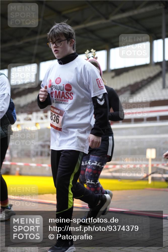 07.12.2025 - St. Pauli X-Mass-Run No. 15 Patografie http://msf.ph/oto/9374379 07.12.2025 12:10:29 Ziel 208, 223, 224, 1036, 1037, 1450, 1728, 1731, 1845, 3701, 3840, 3841, 4257, 4259, 4262, 4280, 4281, 4745, 4826, 4827, 4831, 4833, 4834, 4836 meine-sportfotos.de