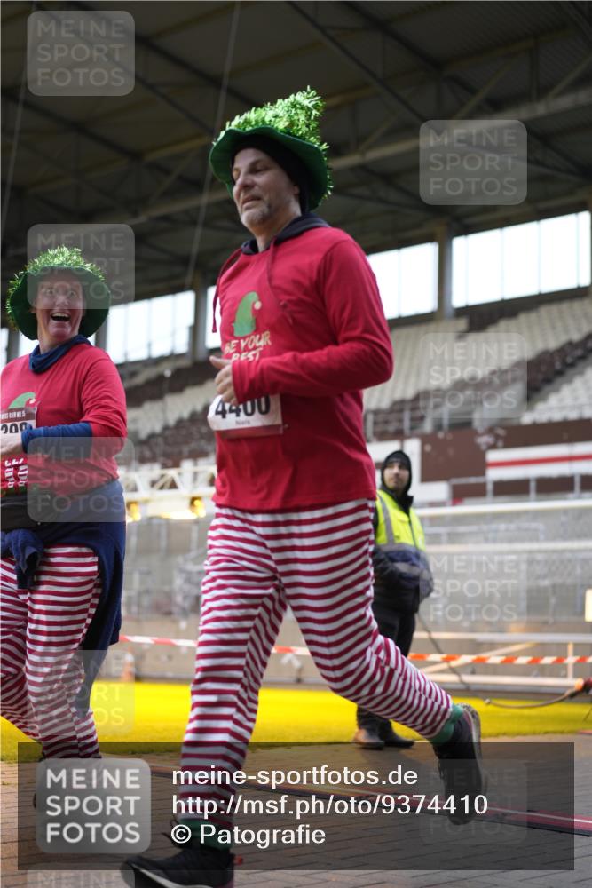 07.12.2025 - St. Pauli X-Mass-Run No. 15 Patografie http://msf.ph/oto/9374410 07.12.2025 12:11:02 Ziel 1780, 4398, 4400 meine-sportfotos.de