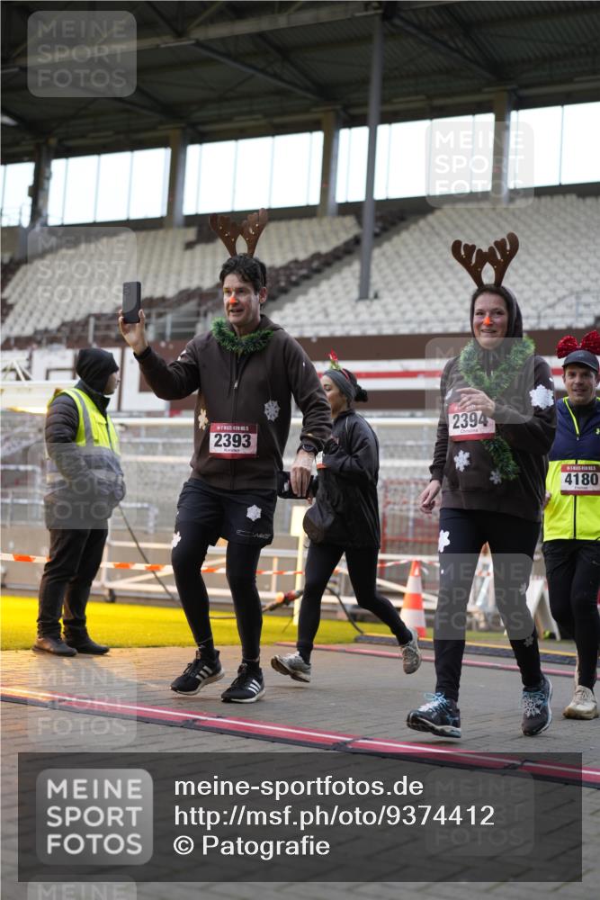 07.12.2025 - St. Pauli X-Mass-Run No. 15 Patografie http://msf.ph/oto/9374412 07.12.2025 12:11:15 Ziel 2393, 2394, 4180, 4188, 4398, 4400 meine-sportfotos.de