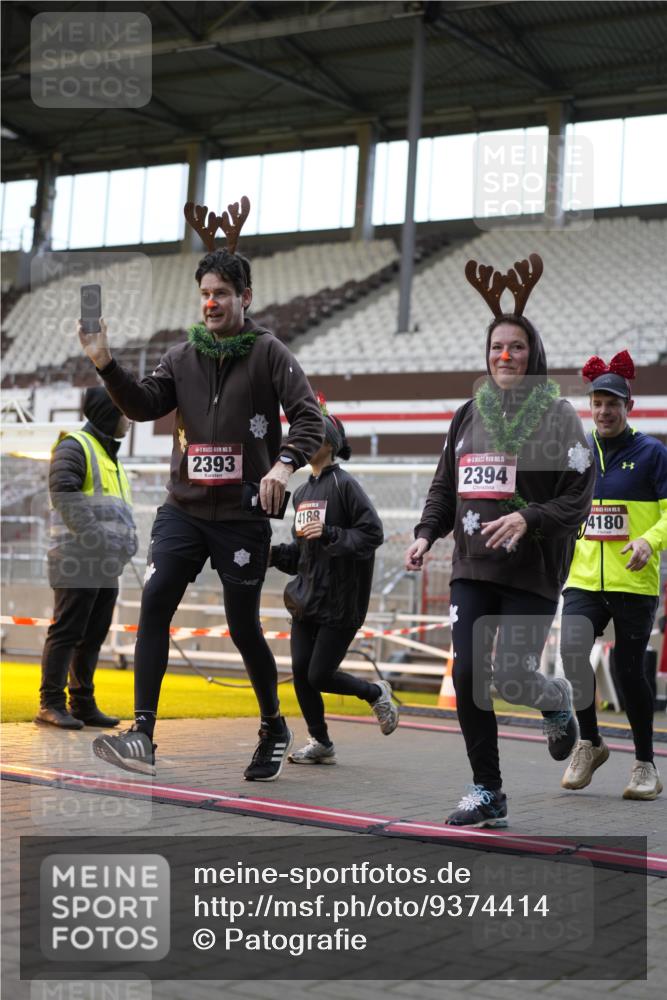 07.12.2025 - St. Pauli X-Mass-Run No. 15 Patografie http://msf.ph/oto/9374414 07.12.2025 12:11:15 Ziel 2393, 2394, 4180, 4188, 4398, 4400 meine-sportfotos.de