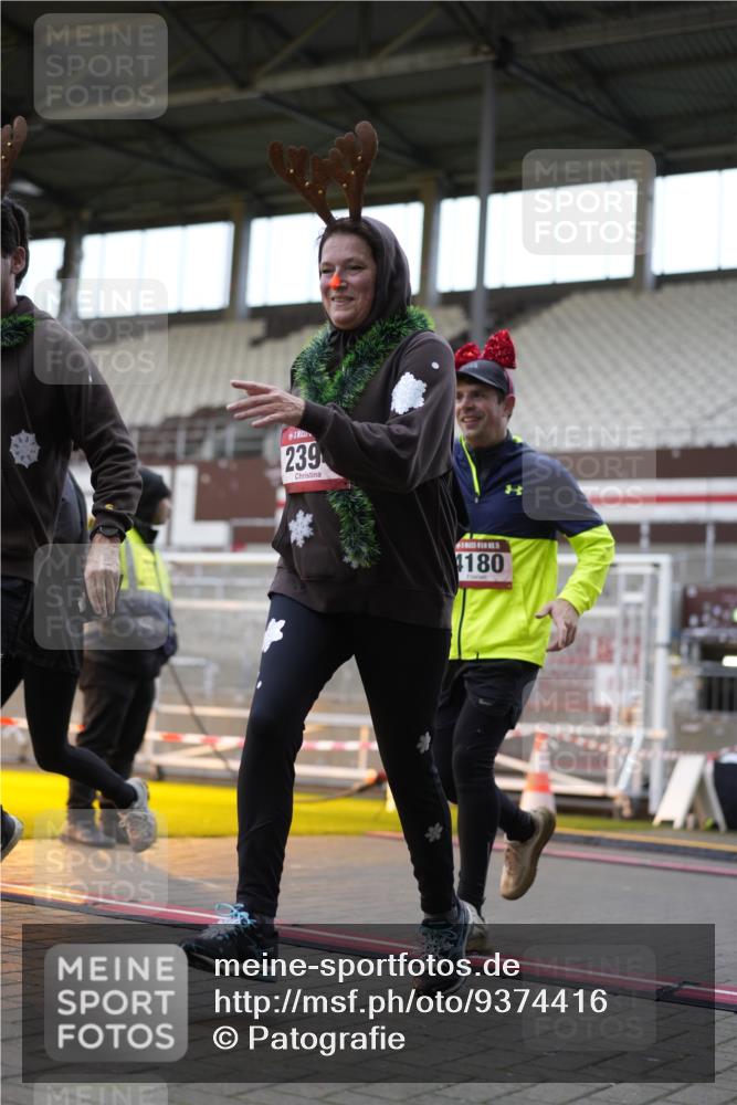 07.12.2025 - St. Pauli X-Mass-Run No. 15 Patografie http://msf.ph/oto/9374416 07.12.2025 12:11:16 Ziel 2393, 2394, 3758, 4180, 4188, 4398, 4400 meine-sportfotos.de