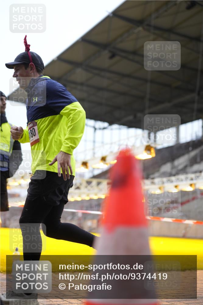 07.12.2025 - St. Pauli X-Mass-Run No. 15 Patografie http://msf.ph/oto/9374419 07.12.2025 12:11:17 Ziel 2393, 2394, 3758, 4180, 4188, 4398 meine-sportfotos.de
