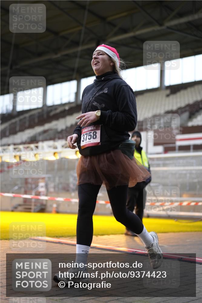 07.12.2025 - St. Pauli X-Mass-Run No. 15 Patografie http://msf.ph/oto/9374423 07.12.2025 12:11:22 Ziel 2393, 2394, 3758, 4180, 4188 meine-sportfotos.de