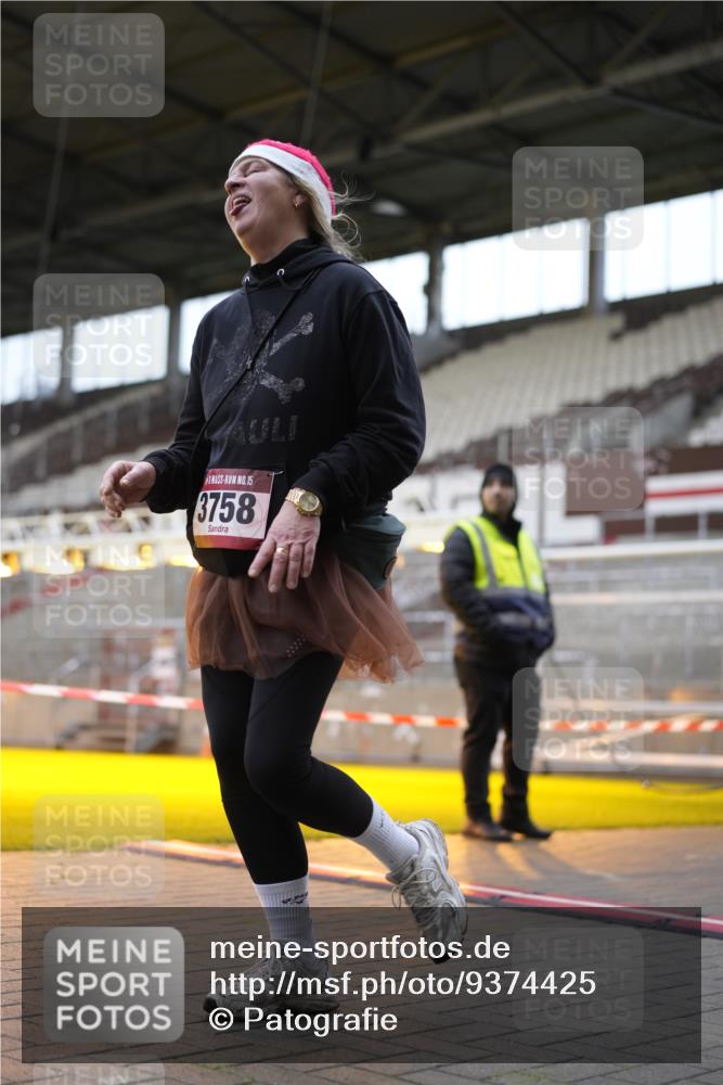 07.12.2025 - St. Pauli X-Mass-Run No. 15 Patografie http://msf.ph/oto/9374425 07.12.2025 12:11:22 Ziel 2393, 2394, 3758, 4180, 4188 meine-sportfotos.de