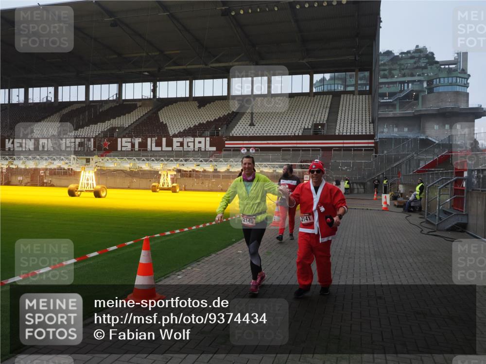 07.12.2025 - St. Pauli X-Mass-Run No. 15 Fabian Wolf http://msf.ph/oto/9374434 07.12.2025 10:00:12 Ziel 802, 1333, 1354, 1360, 1404, 2140, 2141, 4129 meine-sportfotos.de