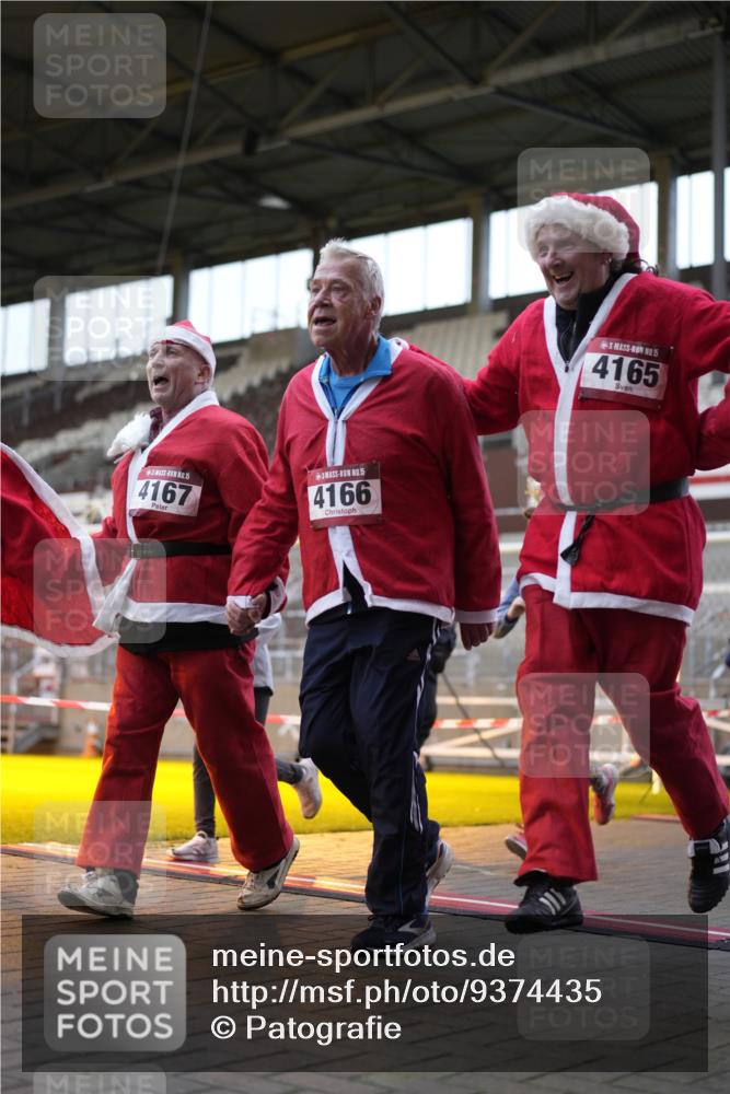 07.12.2025 - St. Pauli X-Mass-Run No. 15 Patografie http://msf.ph/oto/9374435 07.12.2025 12:11:35 Ziel 3758, 4163, 4165, 4166, 4167, 4168, 4268, 4270, 4278, 4279, 4714 meine-sportfotos.de