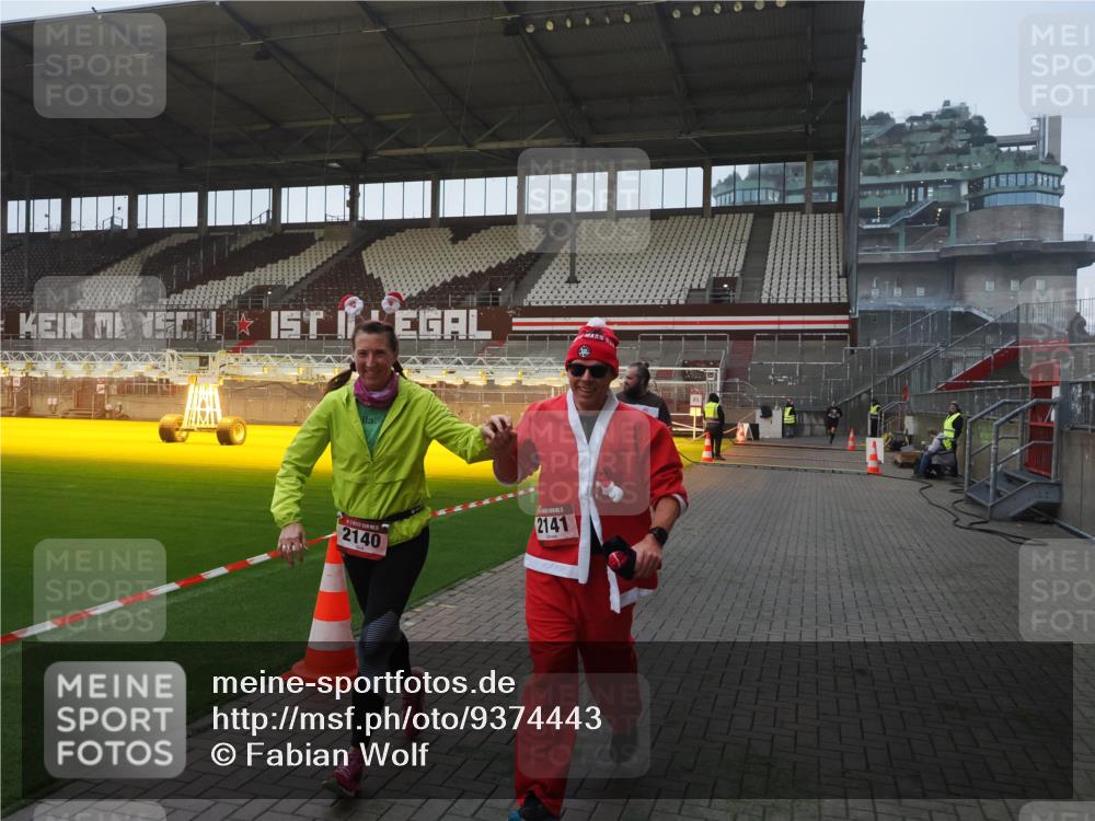 07.12.2025 - St. Pauli X-Mass-Run No. 15 Fabian Wolf http://msf.ph/oto/9374443 07.12.2025 10:00:13 Ziel 802, 1333, 1354, 1360, 1404, 2140, 2141, 4129 meine-sportfotos.de