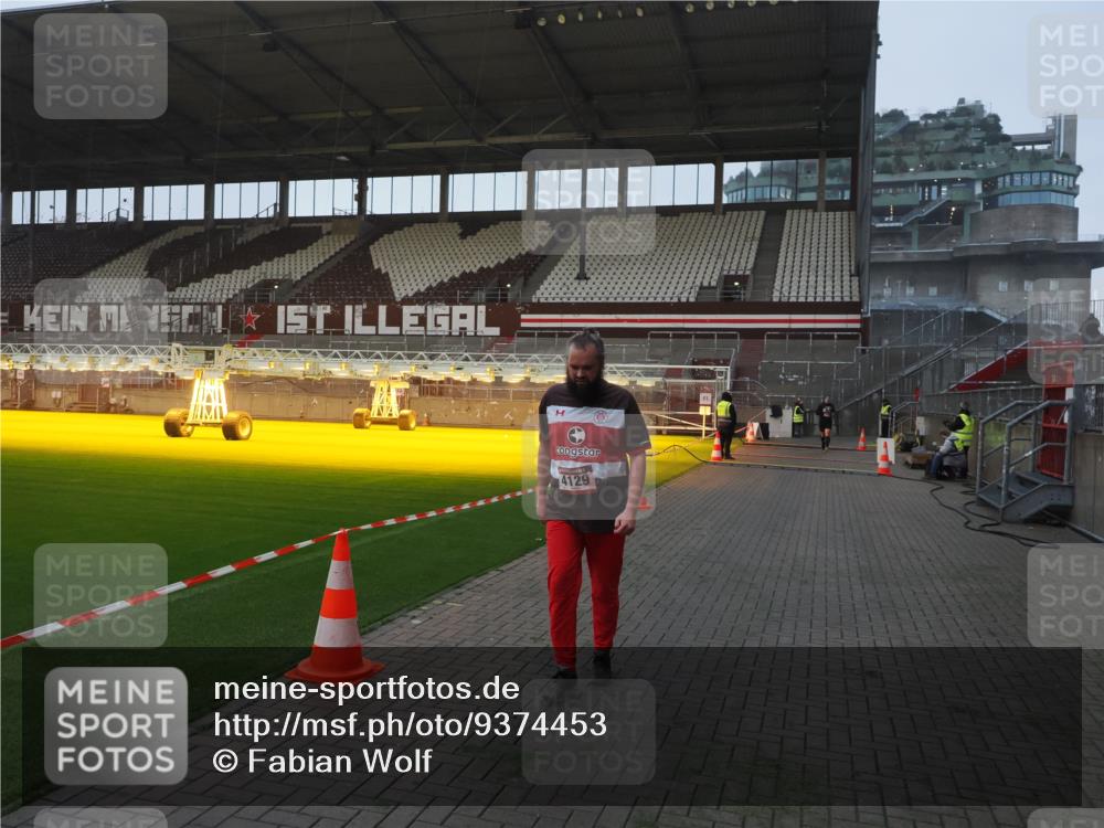 07.12.2025 - St. Pauli X-Mass-Run No. 15 Fabian Wolf http://msf.ph/oto/9374453 07.12.2025 10:00:15 Ziel 802, 1333, 1354, 1360, 1404, 2140, 2141, 4129 meine-sportfotos.de