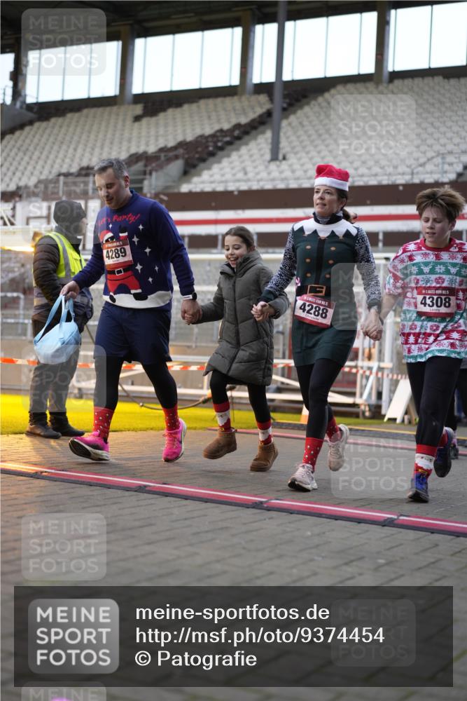 07.12.2025 - St. Pauli X-Mass-Run No. 15 Patografie http://msf.ph/oto/9374454 07.12.2025 12:11:45 Ziel 1452, 3974, 3979, 4163, 4165, 4166, 4167, 4168, 4268, 4270, 4278, 4279, 4288, 4289, 4308, 4714 meine-sportfotos.de