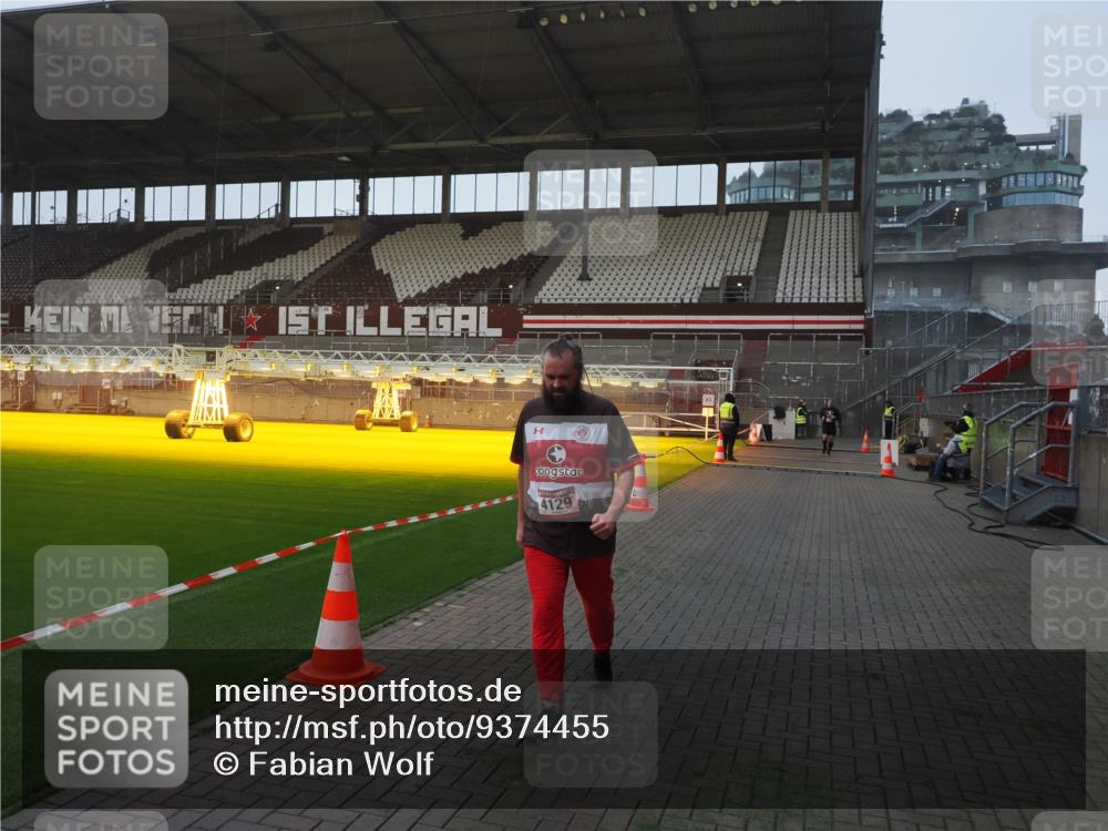 07.12.2025 - St. Pauli X-Mass-Run No. 15 Fabian Wolf http://msf.ph/oto/9374455 07.12.2025 10:00:15 Ziel 802, 1333, 1354, 1360, 1404, 2140, 2141, 4129 meine-sportfotos.de