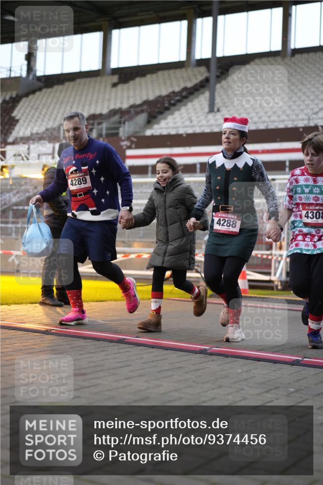 07.12.2025 - St. Pauli X-Mass-Run No. 15 Patografie http://msf.ph/oto/9374456 07.12.2025 12:11:45 Ziel 1452, 3974, 3979, 4163, 4165, 4166, 4167, 4168, 4268, 4270, 4278, 4279, 4288, 4289, 4308, 4714 meine-sportfotos.de