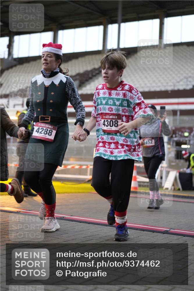 07.12.2025 - St. Pauli X-Mass-Run No. 15 Patografie http://msf.ph/oto/9374462 07.12.2025 12:11:46 Ziel 1452, 3974, 3979, 4163, 4165, 4166, 4167, 4168, 4268, 4270, 4278, 4279, 4288, 4289, 4308, 4714 meine-sportfotos.de
