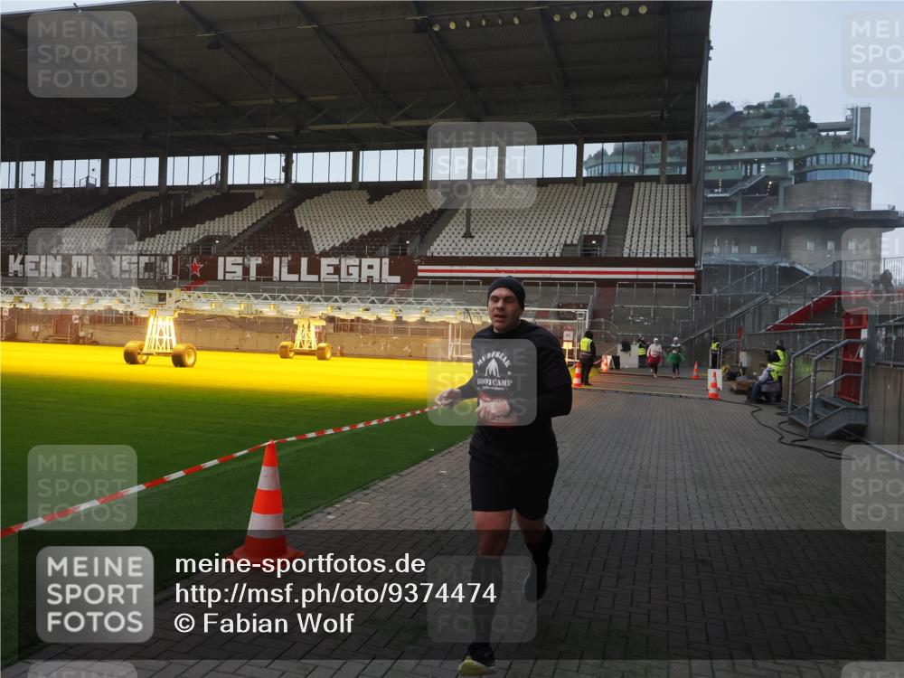 07.12.2025 - St. Pauli X-Mass-Run No. 15 Fabian Wolf http://msf.ph/oto/9374474 07.12.2025 10:00:24 Ziel 3336, 4129 meine-sportfotos.de