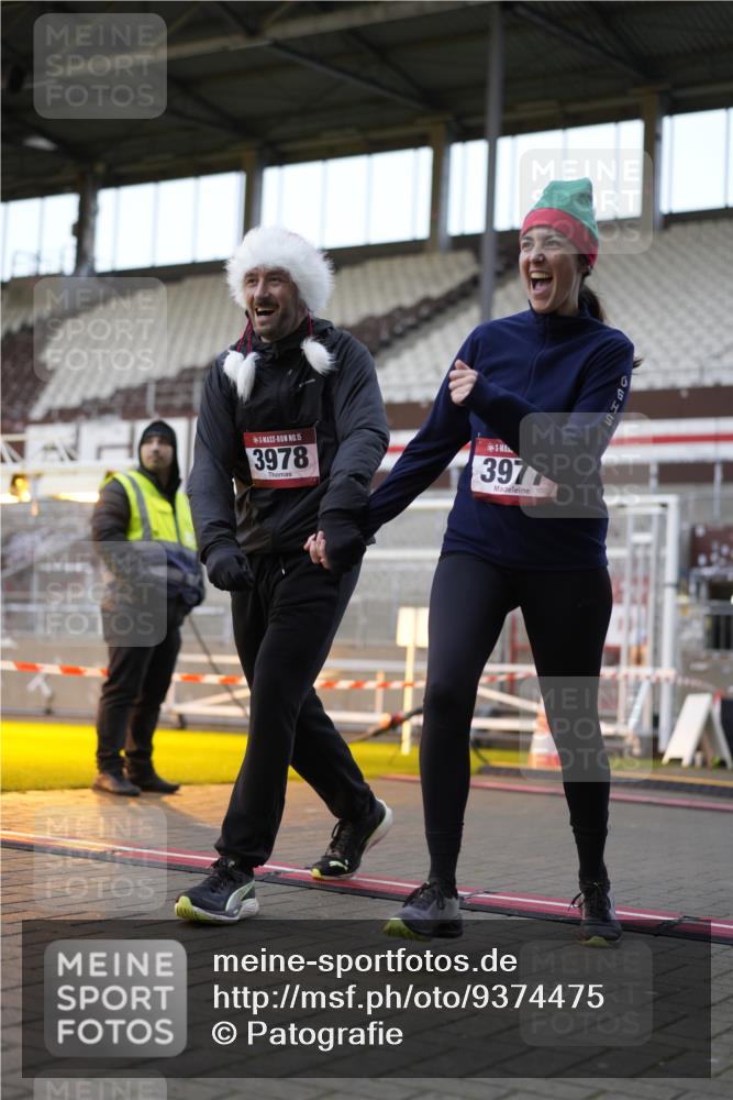 07.12.2025 - St. Pauli X-Mass-Run No. 15 Patografie http://msf.ph/oto/9374475 07.12.2025 12:12:18 Ziel 1033, 3972, 3977, 3978 meine-sportfotos.de