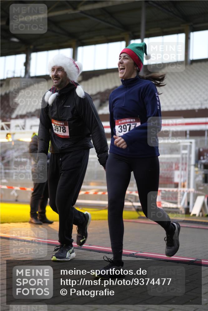 07.12.2025 - St. Pauli X-Mass-Run No. 15 Patografie http://msf.ph/oto/9374477 07.12.2025 12:12:19 Ziel 1033, 3972, 3977, 3978 meine-sportfotos.de