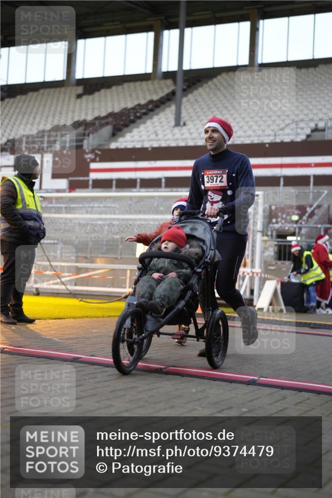 07.12.2025 - St. Pauli X-Mass-Run No. 15 Patografie http://msf.ph/oto/9374479 07.12.2025 12:12:21 Ziel 1033, 3972, 3977, 3978 meine-sportfotos.de