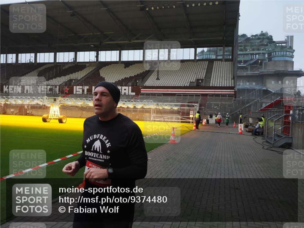 07.12.2025 - St. Pauli X-Mass-Run No. 15 Fabian Wolf http://msf.ph/oto/9374480 07.12.2025 10:00:25 Ziel 3336, 4129 meine-sportfotos.de