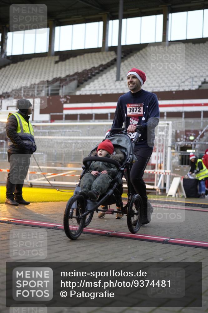 07.12.2025 - St. Pauli X-Mass-Run No. 15 Patografie http://msf.ph/oto/9374481 07.12.2025 12:12:22 Ziel 3972, 3977, 3978 meine-sportfotos.de