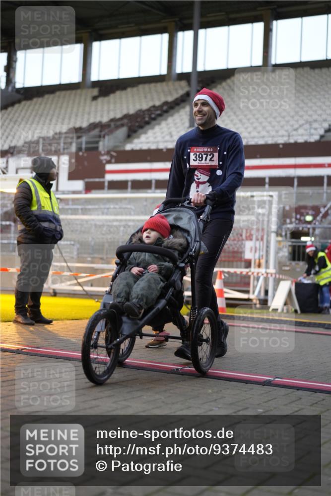 07.12.2025 - St. Pauli X-Mass-Run No. 15 Patografie http://msf.ph/oto/9374483 07.12.2025 12:12:22 Ziel 3972, 3977, 3978 meine-sportfotos.de